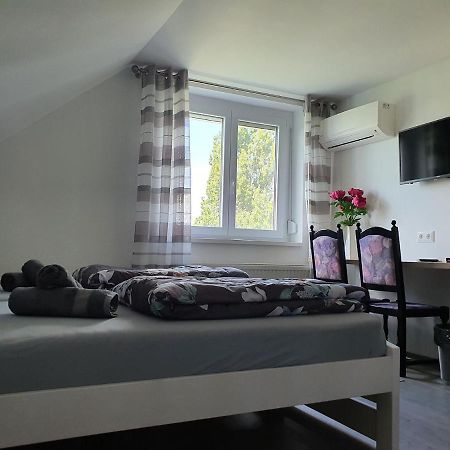 Monostor Panzio Bed and Breakfast Komárom Eksteriør billede