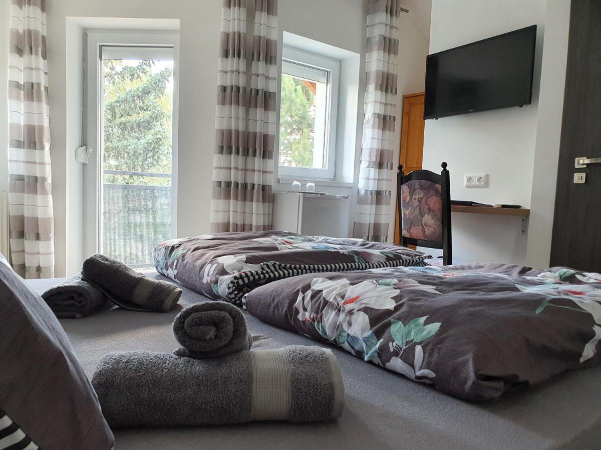 Monostor Panzio Bed and Breakfast Komárom Eksteriør billede