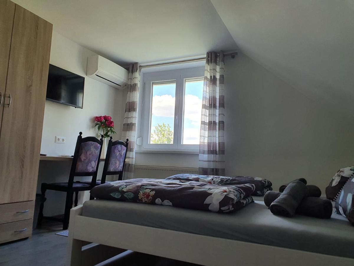Monostor Panzio Bed and Breakfast Komárom Eksteriør billede